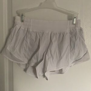 white lululemon hotty hot shorts 2.5”